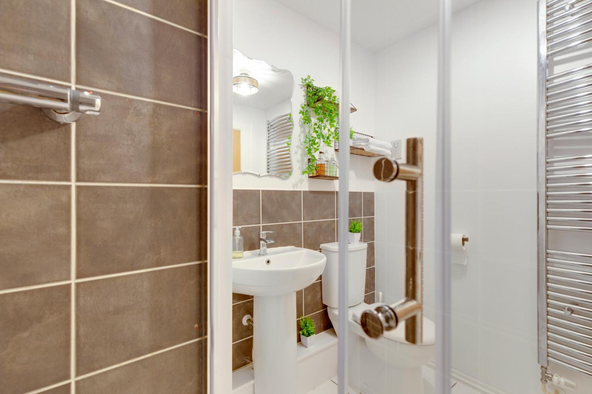 Pass The Keys Spacious And Modern Flat With Own Car Park CBG Exterior foto